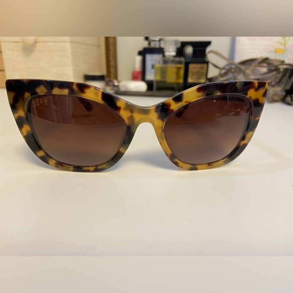 Diff Eyewear Tortoise Wide Frame Cat Eye Sunglass… - image 3